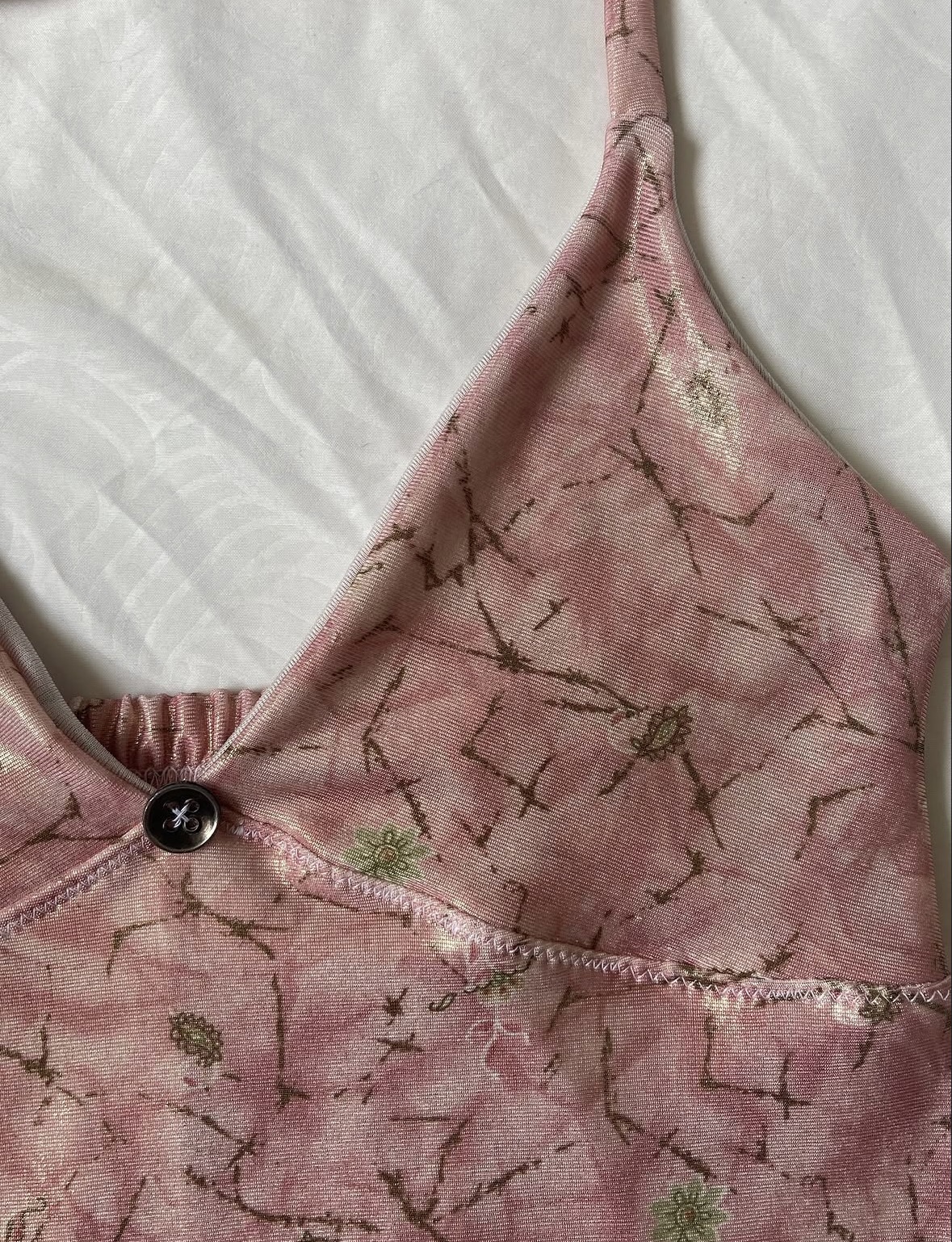 Top halterneck furta cor rosinha com pequenas flores tecido vintage cintilante